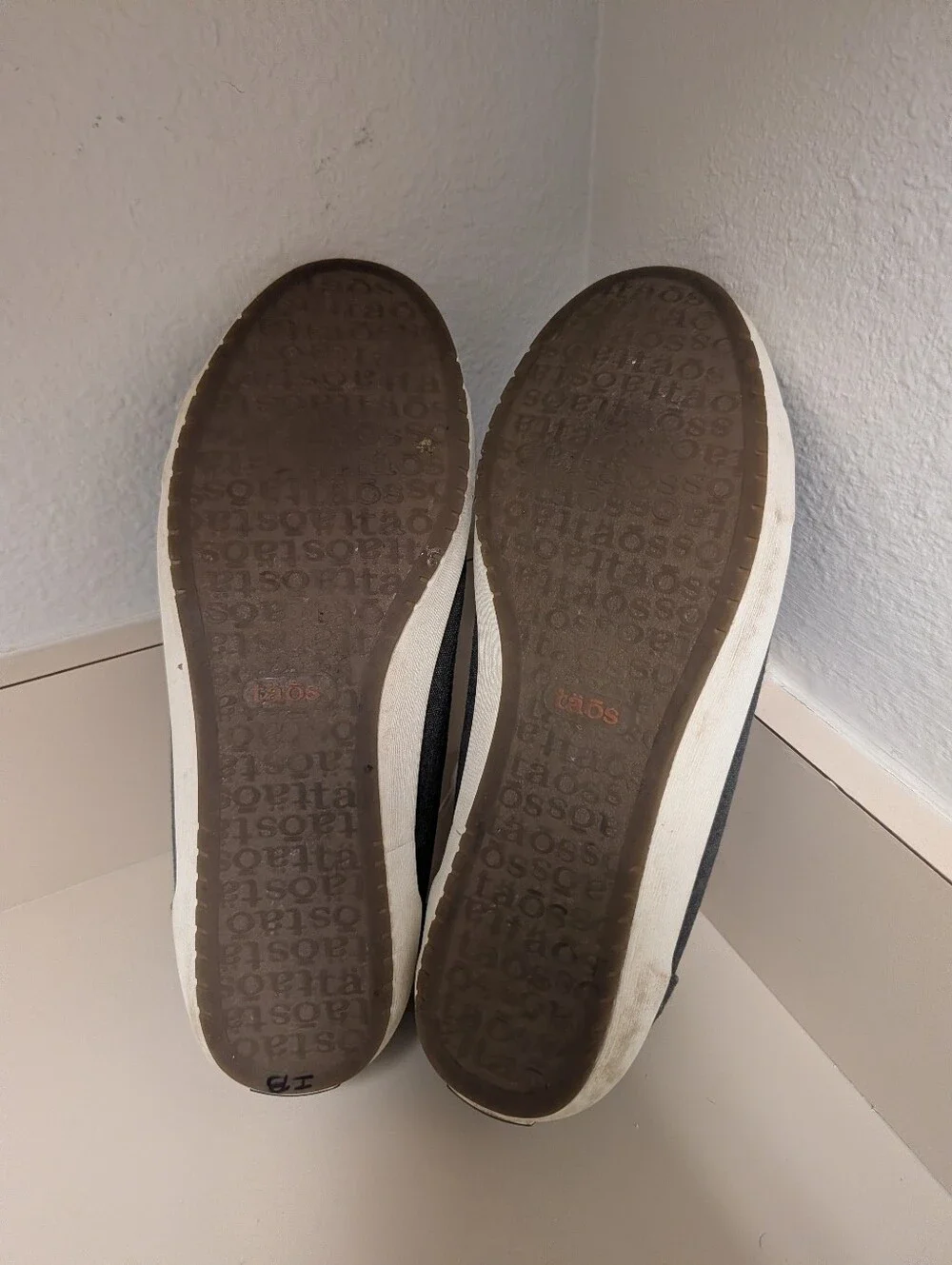 Taos Star Low Profile Canvas Sneakers Size 8.5